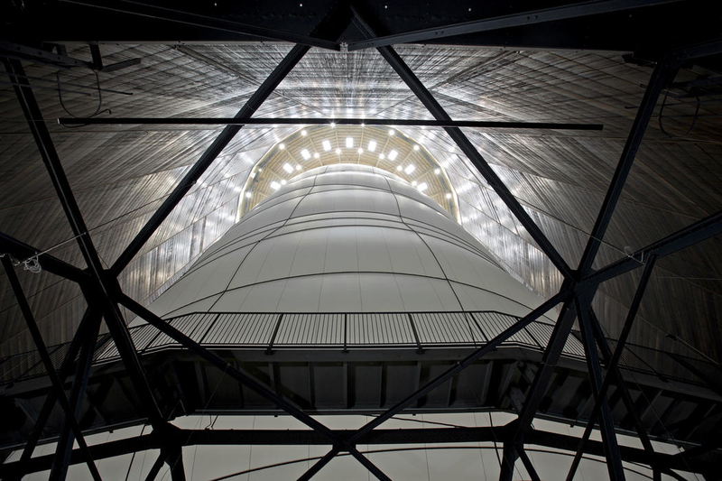 Illustration for article titled Construyen una gigantesca "catedral" de tela encerrada en un antiguo tanque de gas